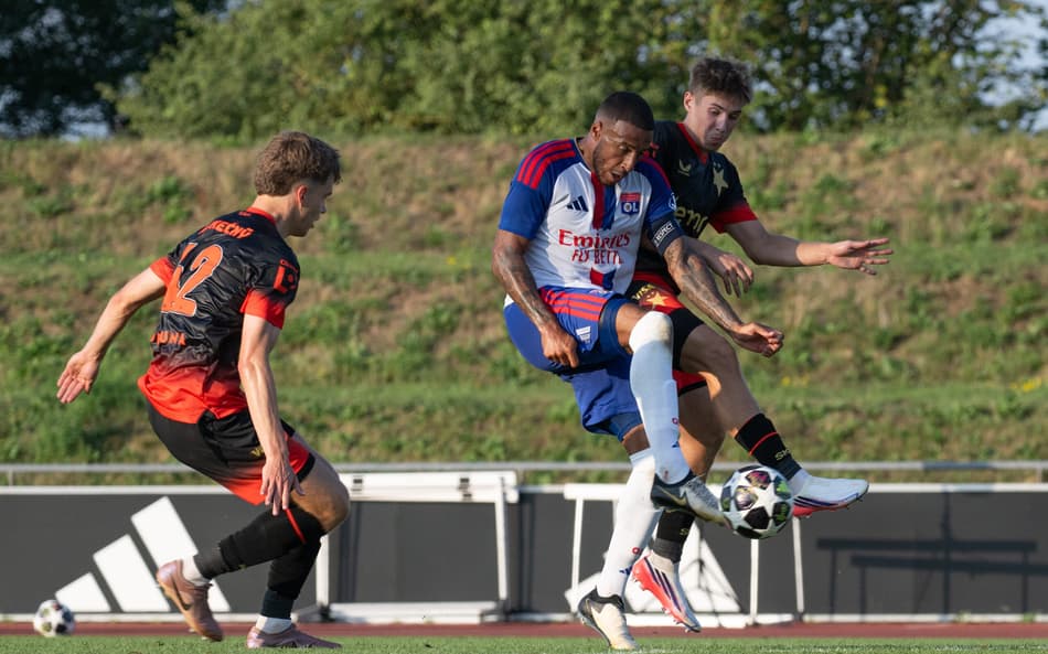 Tolisso em ação pelo Lyon, em amistoso