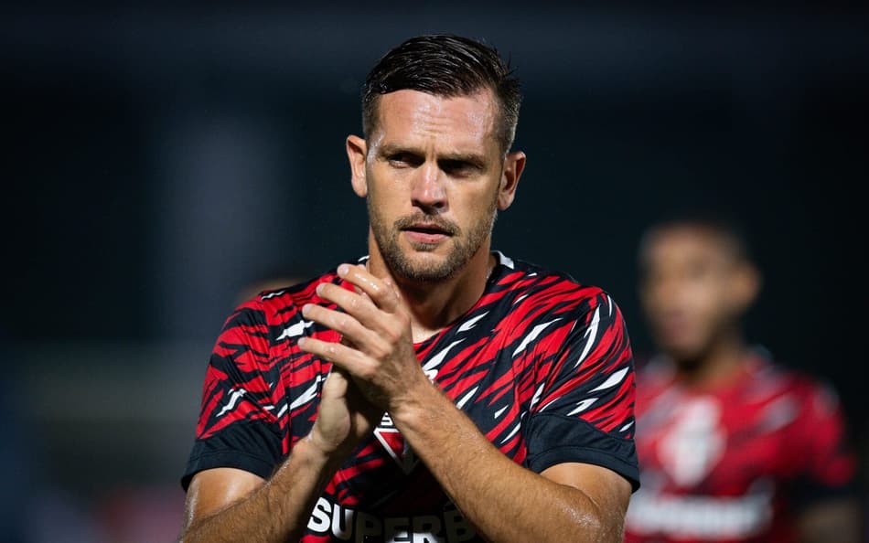 Rafael Toloi com a camisa do São Paulo