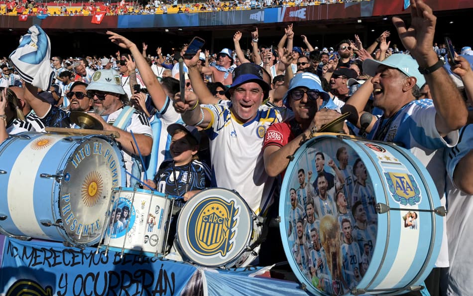 Torcedores da Argentina presentes no jogo contra a Suíça, pela Copa do Mundo