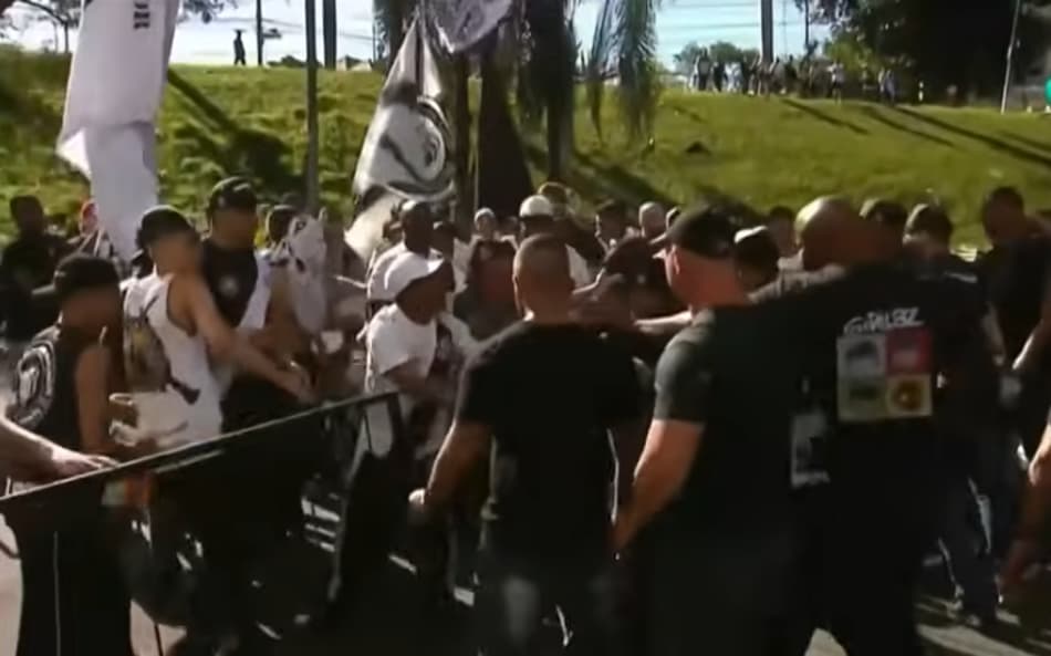 Vídeo: Torcedores tentam agredir jogadores antes de Ponte Preta x Goiás pela Série B