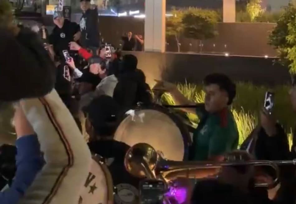 Torcida México na porta do hotel da Inglaterra (Foto: reprodução)