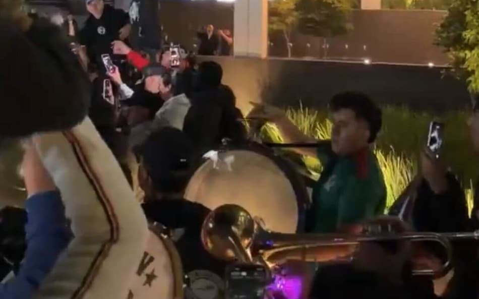 Torcida México na porta do hotel da Inglaterra (Foto: reprodução)