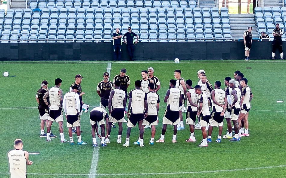 Jogadores do Flamengo reunidos em roda durante treino em Portugal