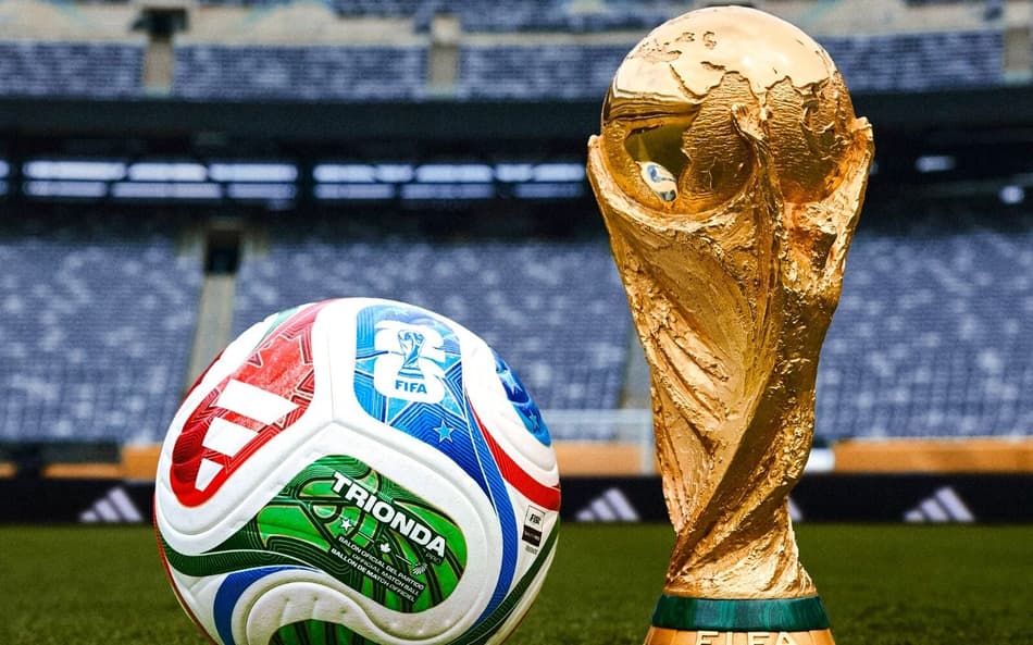 Trionda, bola da Copa de 2026 e ao lado, o troféu do torneio (Foto: X/@adidasfootball)