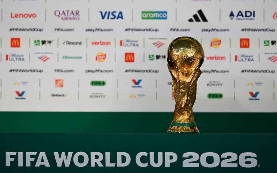 Esta imagem mostra o troféu da Copa do Mundo durante uma coletiva de imprensa do presidente da FIFA, Gianni Infantino (fora do enquadramento), na véspera da partida de abertura da Copa do Mundo de 2026, no Estádio da Cidade do México, na Cidade do México