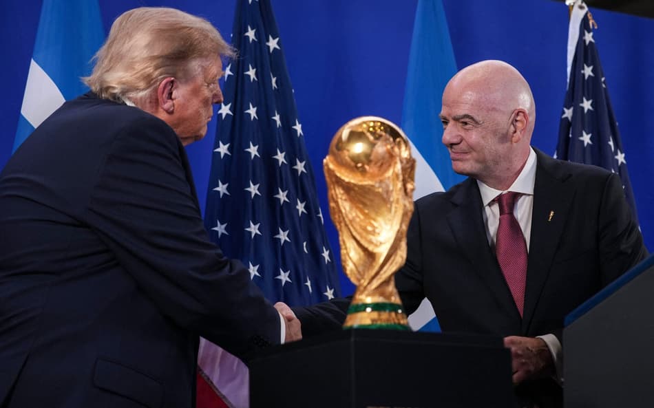 Trump e Infantino se cumprimetam ao lado do troféu da Copa do Mundo, que será erguido por Espanha ou Argentina