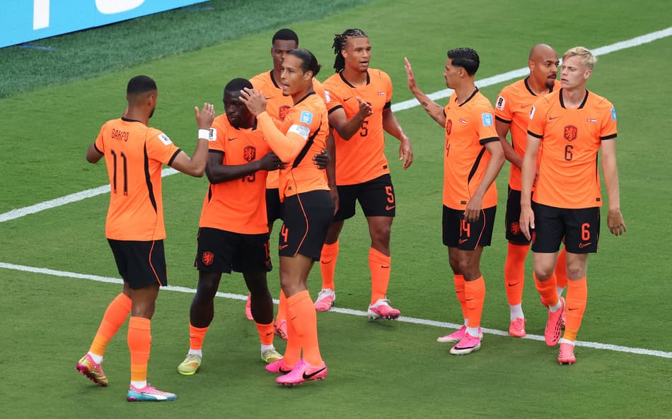 Jogadores da Holanda comemoram gol marcado contra a Tunísia