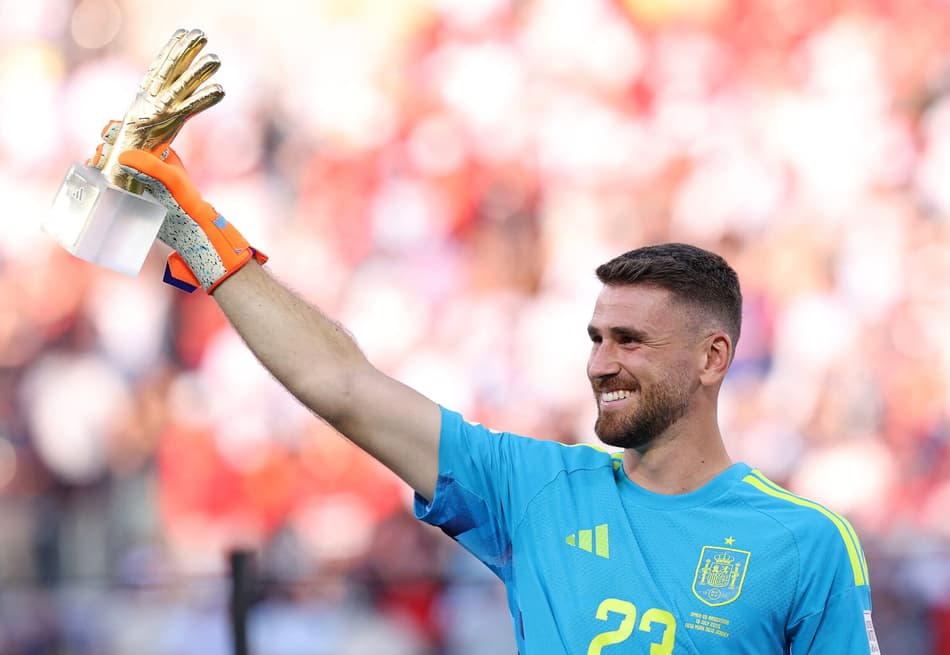 Unai Simón, da Espanha, recebeu prêmio de melhor goleiro da Copa do Mundo