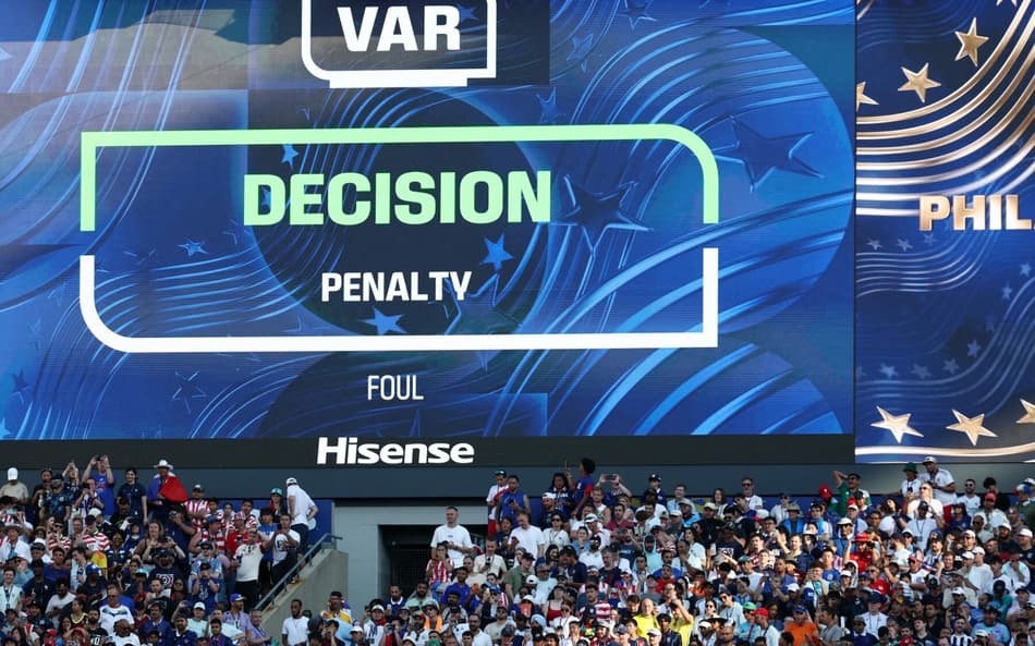 Telão mostra análise do VAR durante jogo da COpa do Mundo