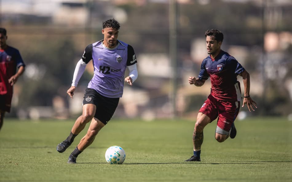 Victor Hugo jogo treino Betim (Foto: Pedro Souza / Atlético)