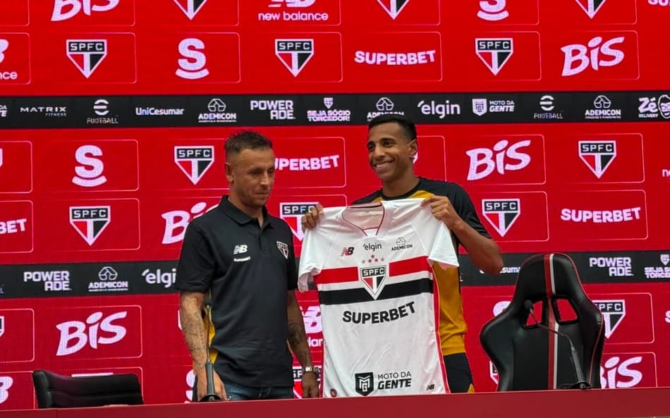 Victor Sá, novo reforço do São Paulo, segurando a camisa que utilizará no clube.