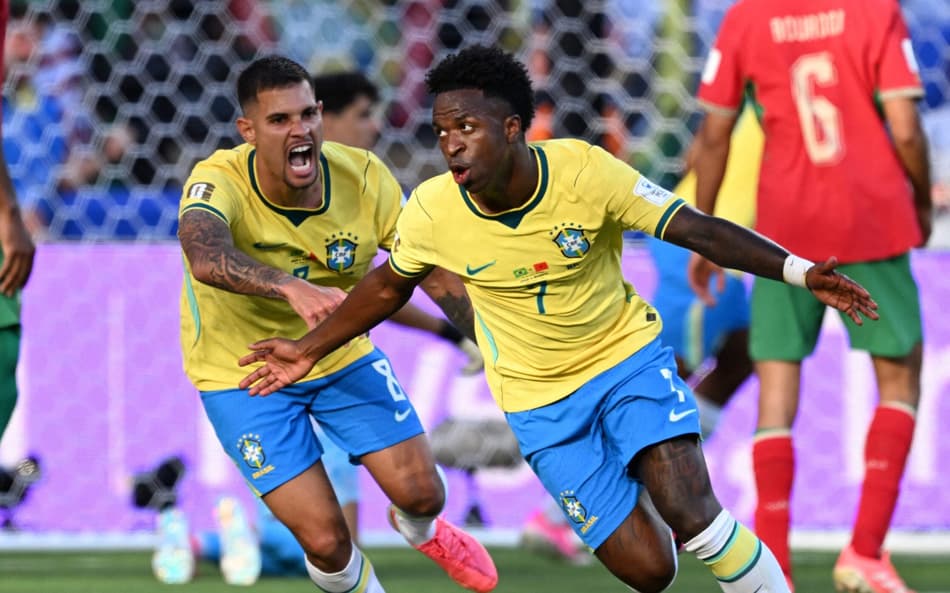 Vini Jr comemora com Bruno Guimarães gol marcado pelo Brasil sobre Marrocos, na estreia da Copa do Mundo