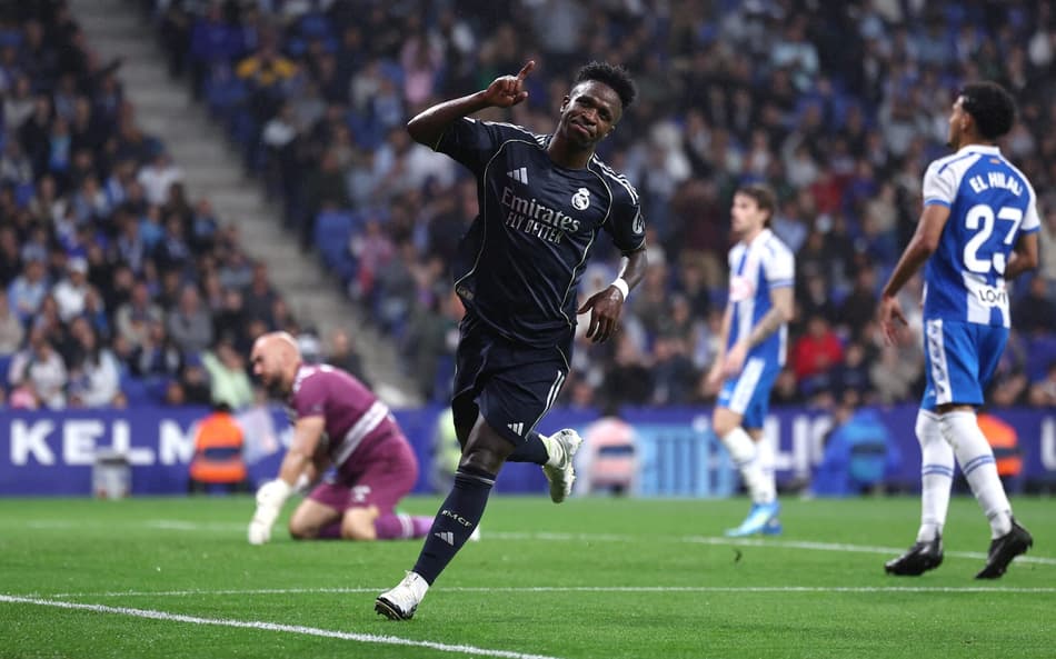 Vini Jr comemora gol marcado pelo Real Madrid sobre o Espanyol, pela La Liga