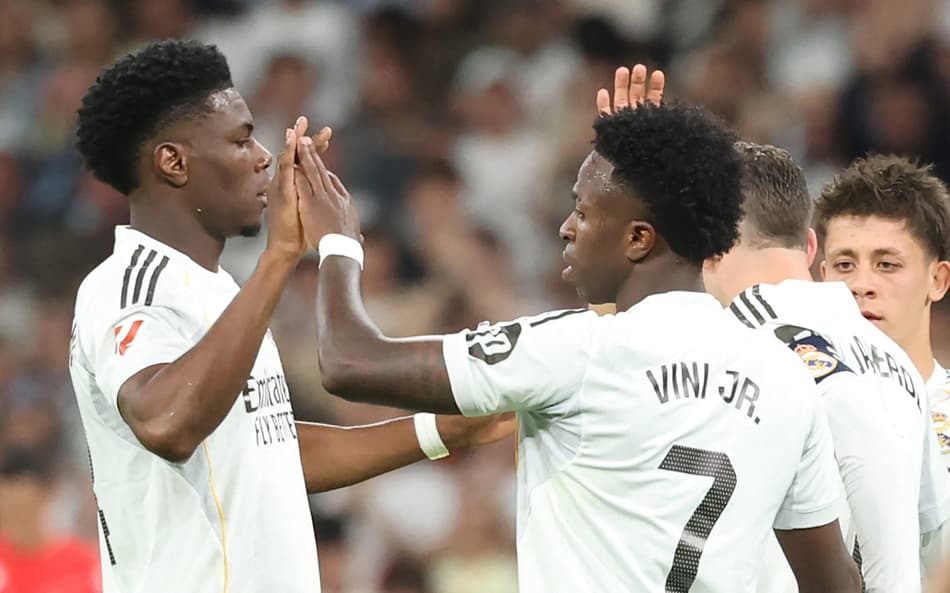 Vini Jr comemora gol pelo Real Madrid contra o Alavés (Foto: Pierre-Philippe MARCOU / AFP)