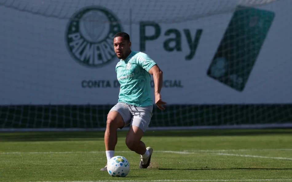 Vitor Roque, atacante do Palmeiras, em treinamento na Academia de Futebol