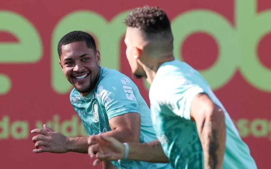 Vitor Roque e Paulinho durante treino do Palmeiras