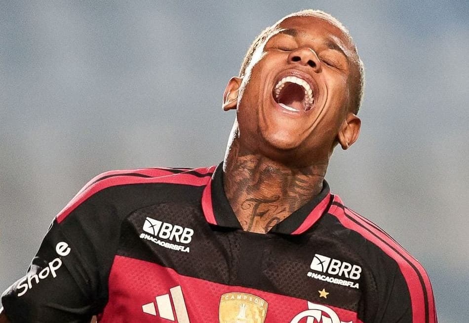 Wallace Yan comemora segundo gol na vitória do Flamengo contra o Lausanne