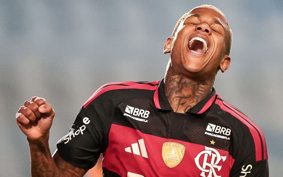 Wallace Yan comemora segundo gol na vitória do Flamengo contra o Lausanne