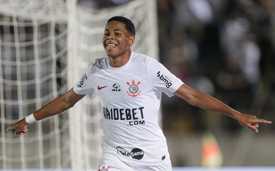 Wesley corre com a língua para fora e sorrindo vestindo a camisa branca do Corinthians