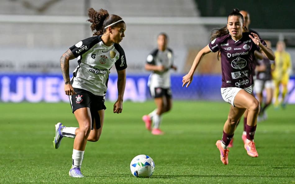 Gisela Robledo, do Corinthians, e Fátima Dutra, da Ferroviária. (Foto: Staff Images Woman/CONMEBOL)