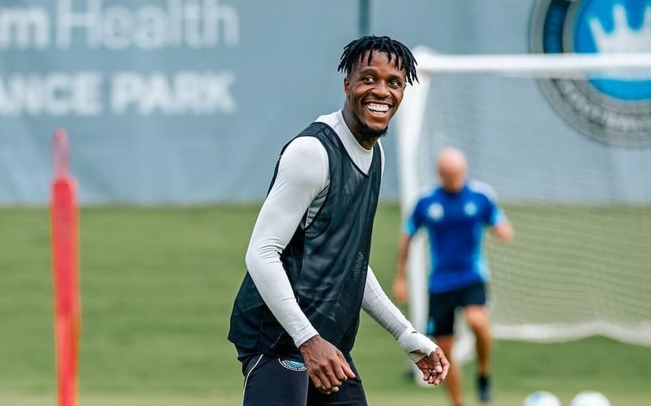 Atacante Wilfried Zaha com a camisa do Charlotte FC