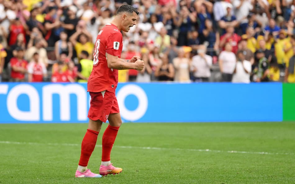 Xhaka vibrando após marcar de pênalti na Copa do Mundo