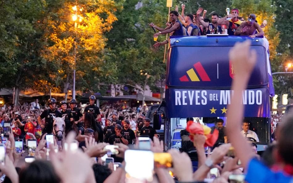 Jogadores da Espanha festejam título da Copa do Mundo 2026