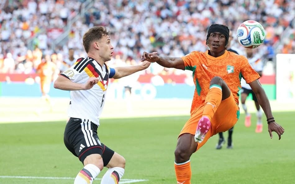 Yan Diomande, da Costa do Marfim, encara marcação de Kimmich, da Alemanha