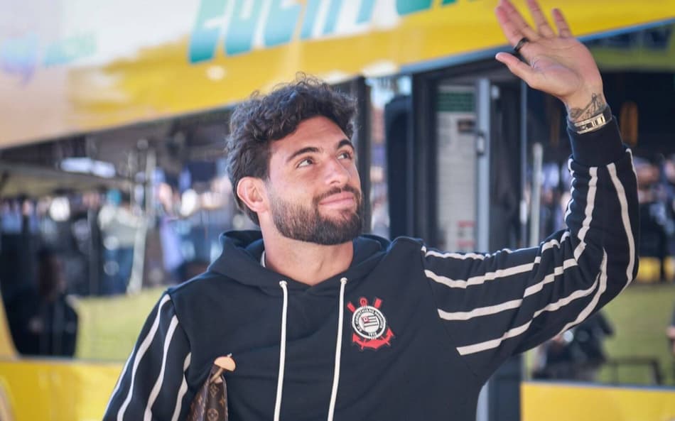 Atacante Yuri Alberto acena para torcedor do Corinthians