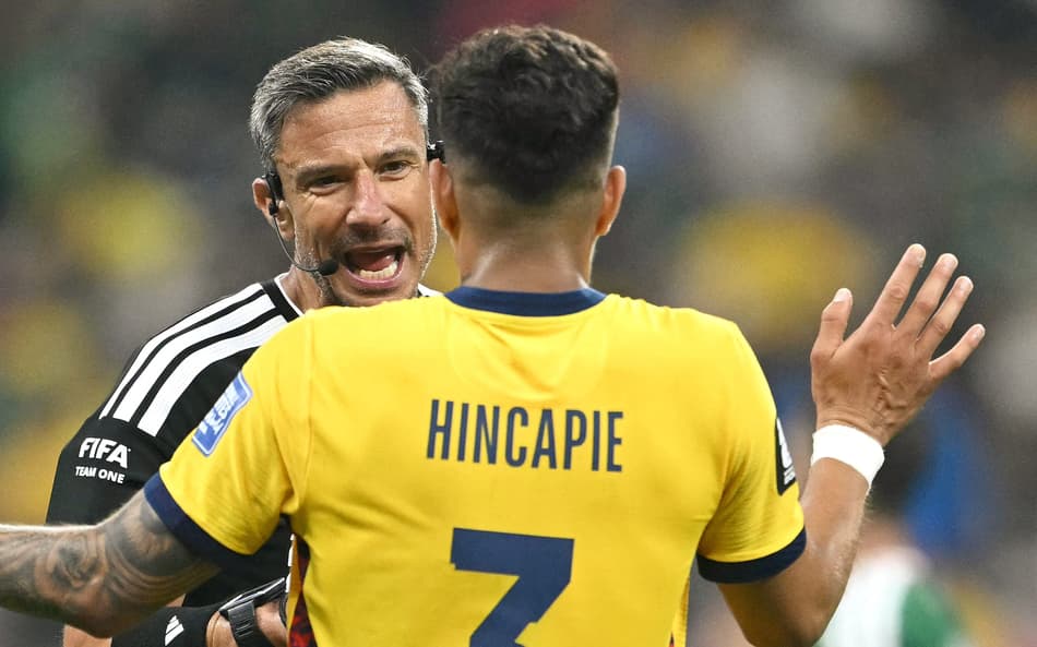 O árbitro esloveno Slavko Vincic expulsa o defensor do Equador, Piero Hincapié (nº 03), durante a partida de futebol das oitavas de final da Copa do Mundo de 2026 entre México e Equador, no Mexico City Stadium, na Cidade do México (Foto: Yuri Cortez / Afp)
