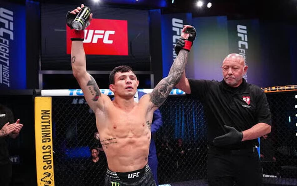 Alessandro Costa comemora vitória sobre Stewart Nicoll no UFC Vegas 115.(Foto: Jeff Bottari/Zuffa LLC/UFC)
