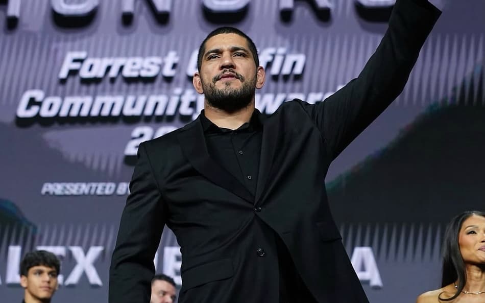 Alex Poatan ergue o braço esquerdo e exibe prêmio do UFC em Las Vegas