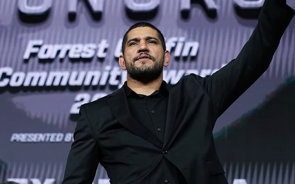 Alex Poatan recebe prêmio do UFC em Las Vegas