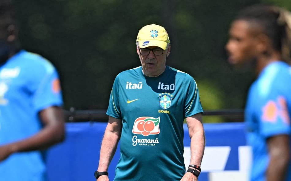 Carlo Ancelotti, durante treino para Brasil x Noruega