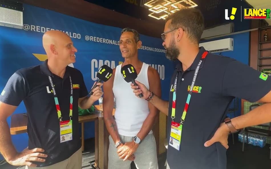 Smigol, à esquerda, e Johnny, à direita, conversam com André Luiz de regata branca