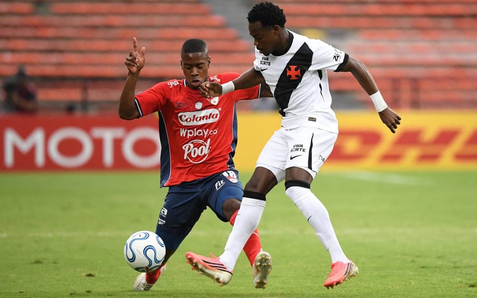 Andrés Gómez em campo na partida entre Vasco e Independiente Medellín