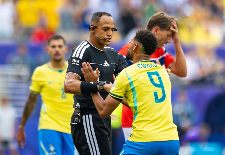Matheus cunha reclama com árbitro Ismail Elfath durante duelo com a Noruega na Copa do Mundo