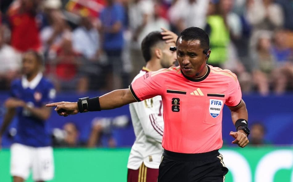 O árbitro salvadorenho Ivan Barton marca um pênalti durante a partida semifinal da Copa do Mundo de 2026 entre França e Espanha, no Estádio Dallas, em Arlington, em 14 de julho de 2026