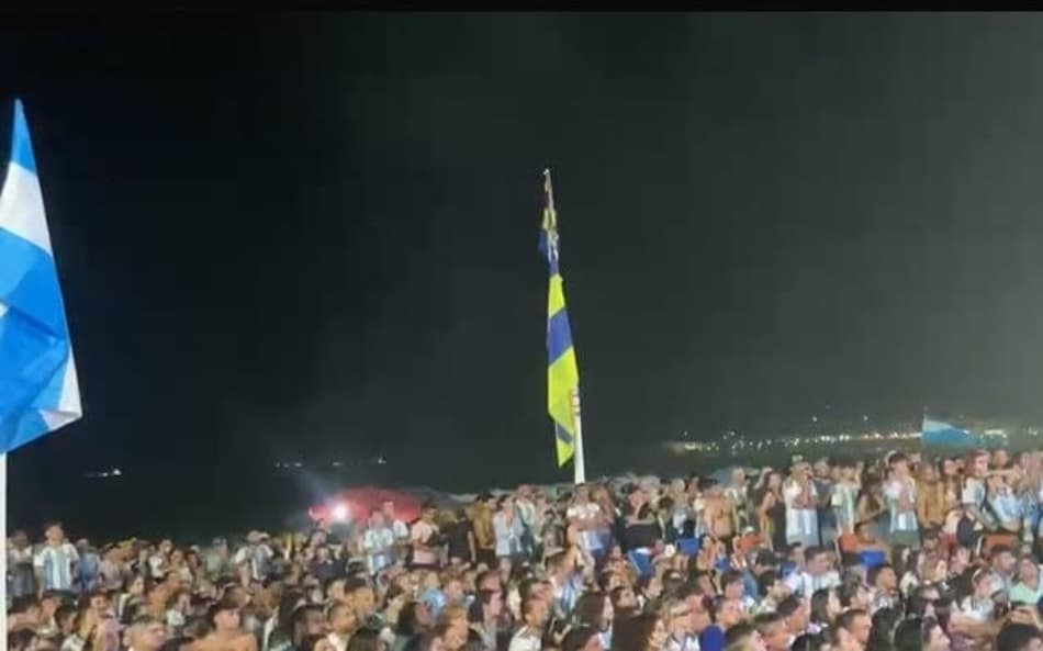 Torcida da Argentina na praia de Copacabana após a final da Copa do Mundo de 2026