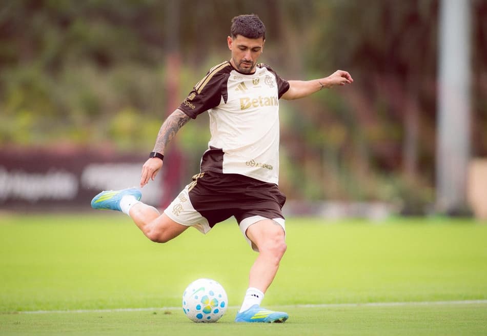 Arrascaeta com a bola durante treino do Flamengo no Ninho do Urubu