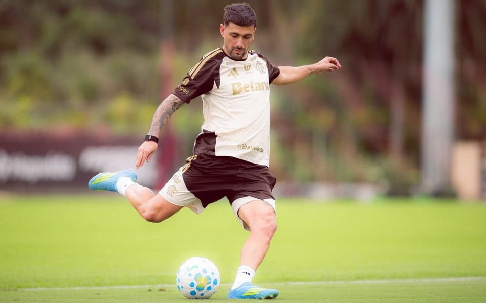 Arrascaeta com a bola durante treino do Flamengo no Ninho do Urubu