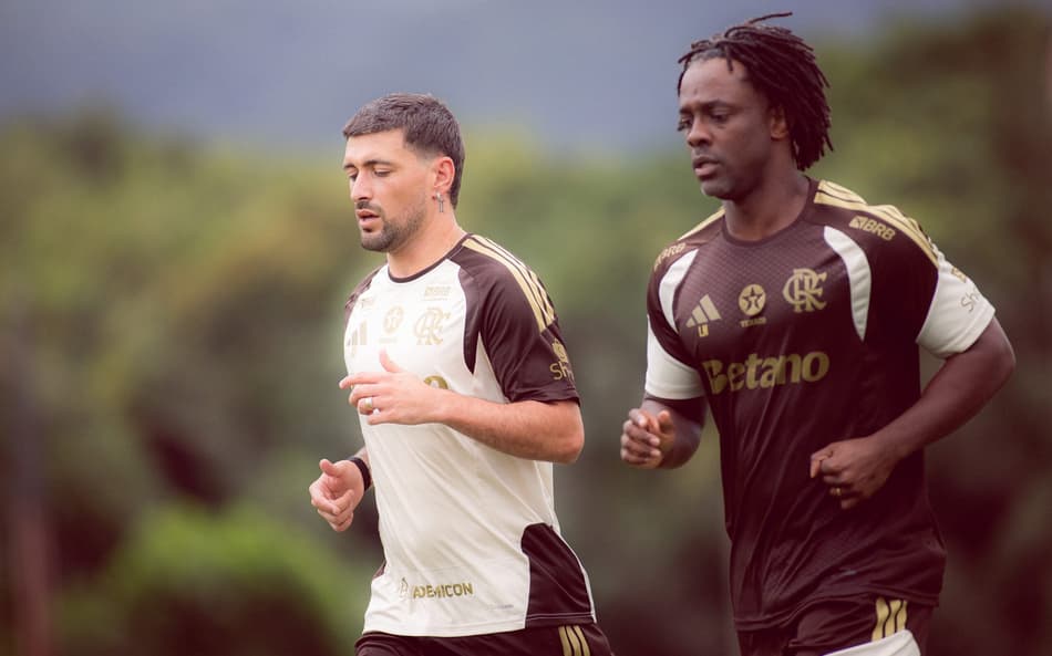 Arrascaeta com a bola durante treino do Flamengo no Ninho do Urubu