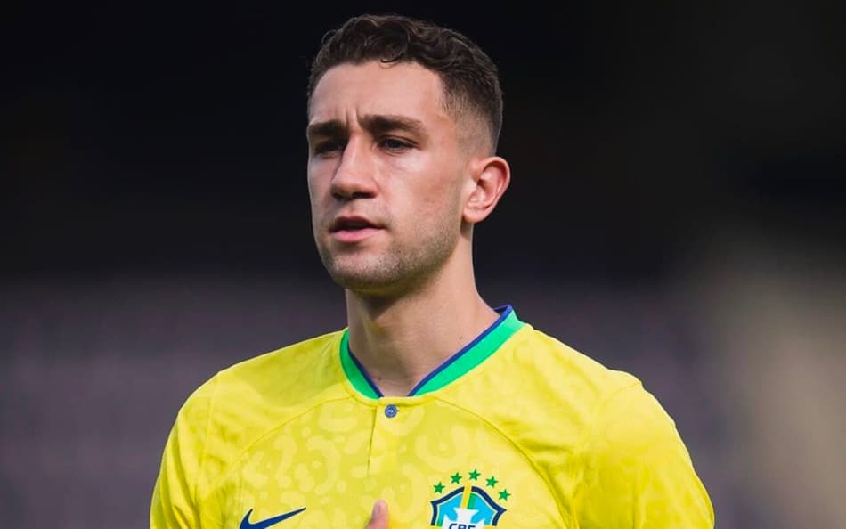 Arthur Chaves durante o hino do Brasil antes de partida da Seleção sub-23