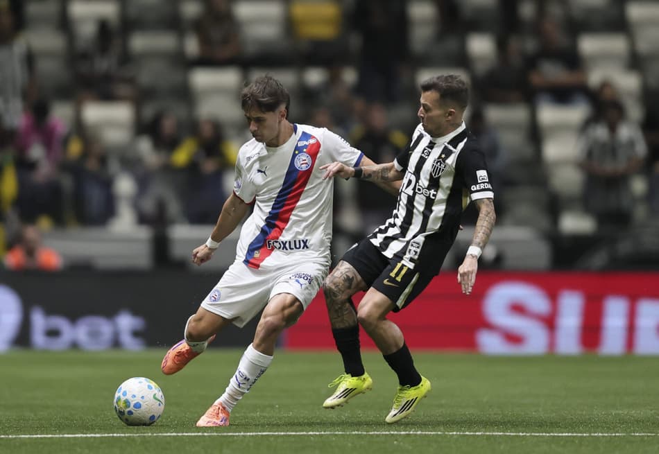 Bernard, do Atlético-MG, disputa bola com Roman Gomez, do Bahia, na Arena MRV. pelo Campeonato Brasileiro