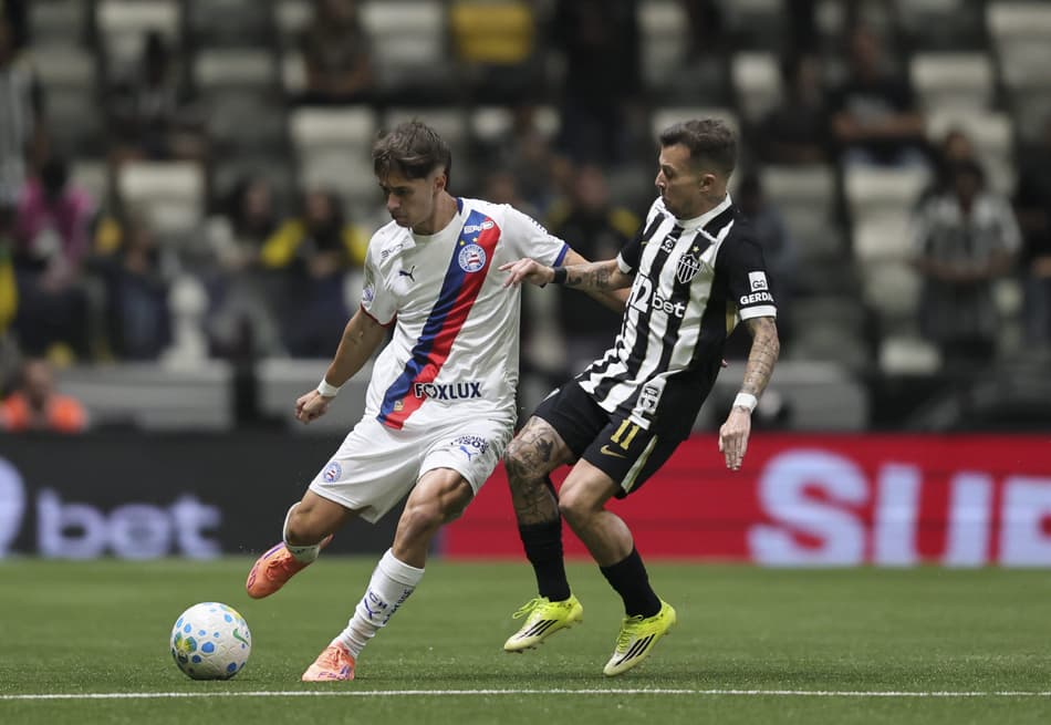 Bernard, do Atlético-MG, disputa bola com Roman Gomez, do Bahia, na Arena MRV. pelo Campeonato Brasileiro