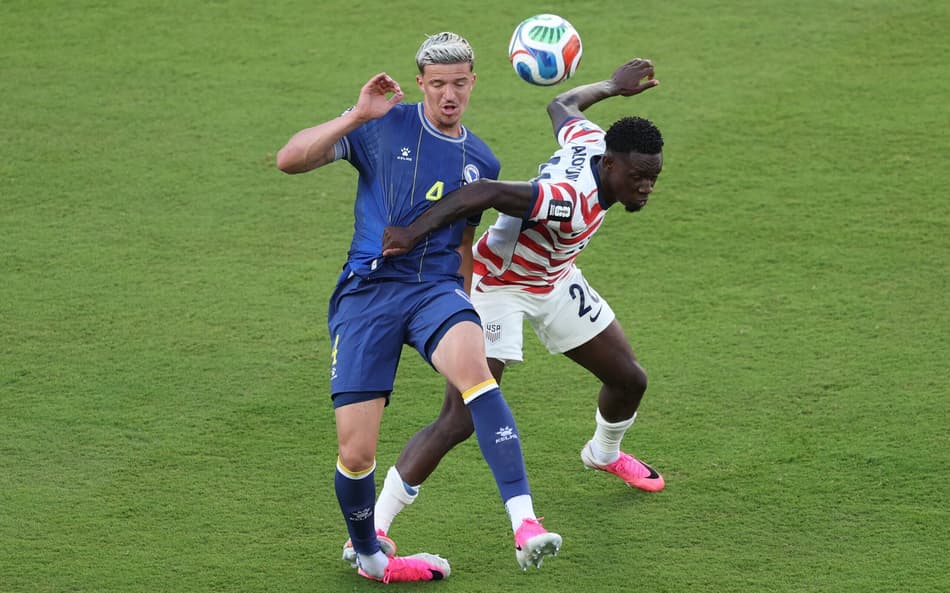 Folarin Balogun, nº 20 dos Estados Unidos, comete falta em Tarik Muharemovic, nº 4 da Bósnia e Herzegovina. A falta é posteriormente revisada pelo VAR e confirmada como cartão vermelho durante a partida da fase de 32 avos de final da Copa do Mundo FIFA 2026 entre Estados Unidos e Bósnia e Herzegovina, no San Francisco Bay Area Stadium