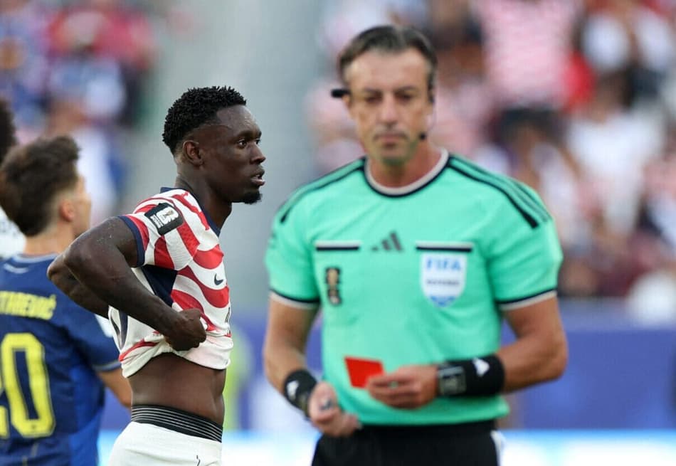 Balogun, atleta dos EUA, foi expulso aos 64 minutos de jogo