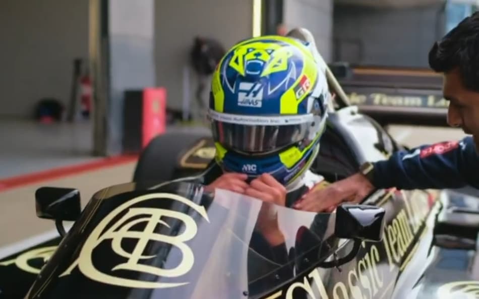 Oliver Bearman dirige carro clássico de Senna na Fórmula 1
