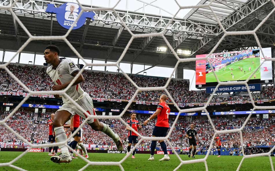 Bellingham parte para comemorar gol da virada da Inglaterra sobre a Noruega, pelas quartas da Copa do Mundo