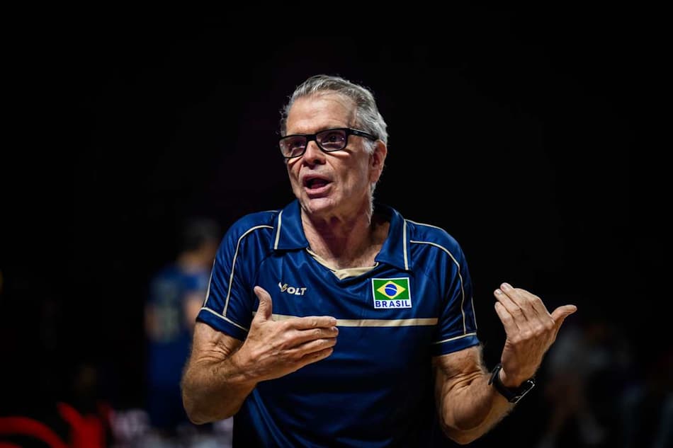 Bernardinho gesticula durante Brasil x Canadá pela semana 2 da VNL 2026